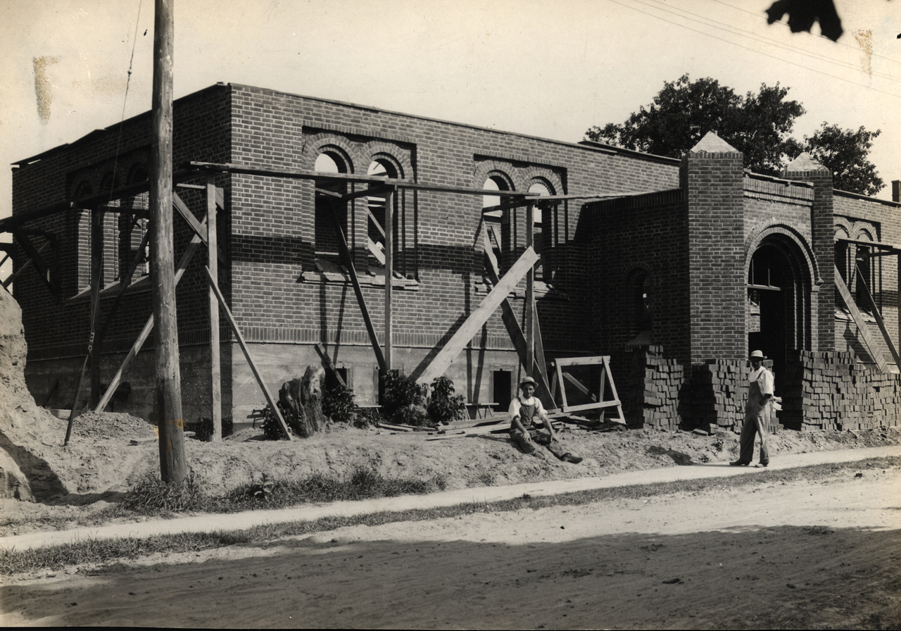 Construction of Weston Public Library, summer 1914<br />
