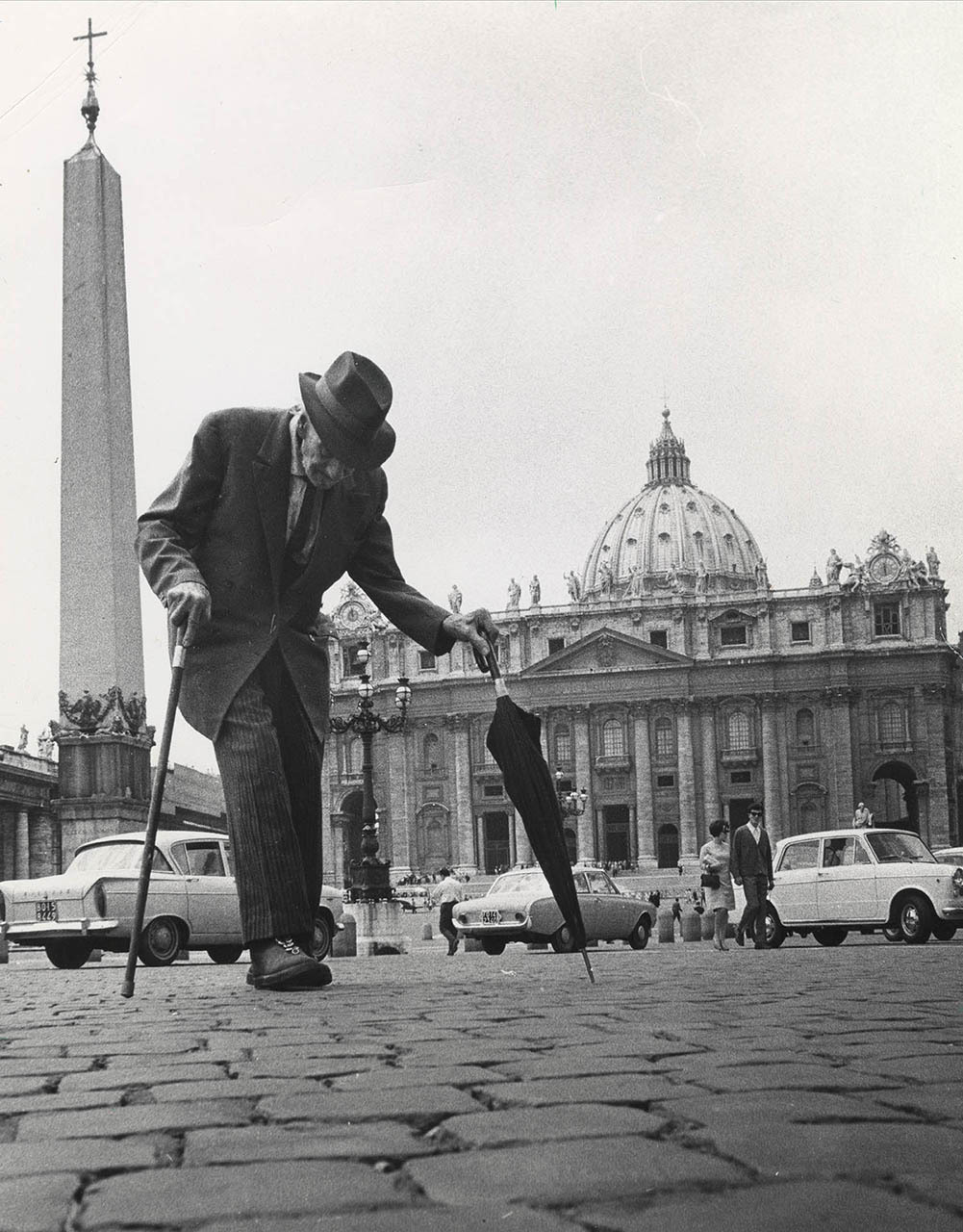 Elderly man crosses St. Peter’s Square in 1968