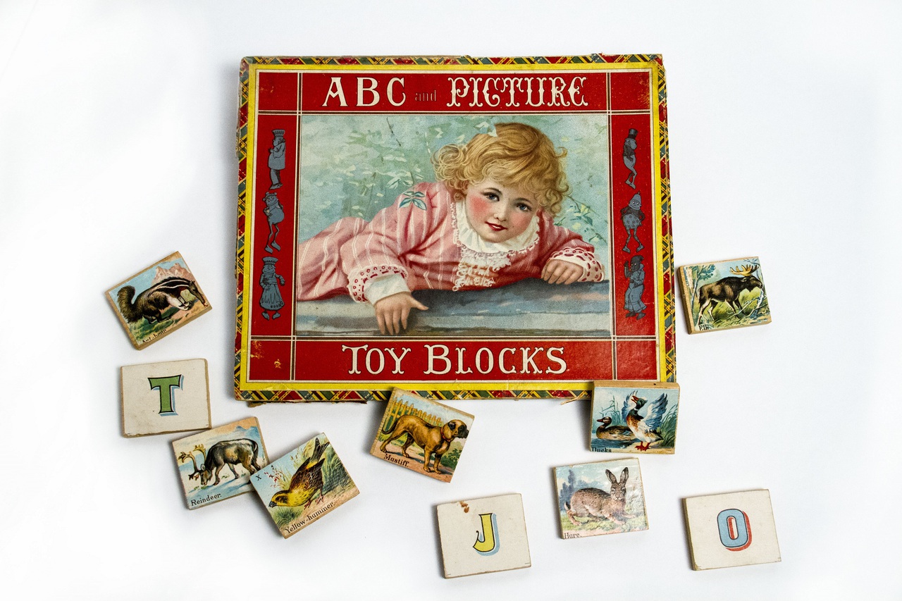Flat ABC and picture toy blocks